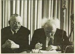 בן גוריון חותם על מגילת העצמאות בעזרת עט לאוטמן